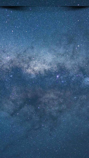 銀河系在深藍色和紫色的夜空中，佈滿星星和宇宙塵埃。
