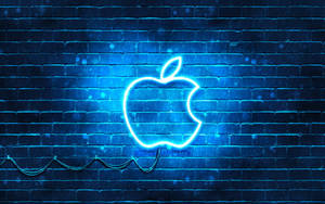 霓虹燈Apple標誌在雨夜的磚牆上發光。