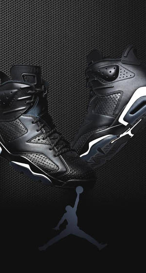 帶有白色點綴的黑色Jordan 6運動鞋，背景為深色網格，帶有Jumpman標誌。