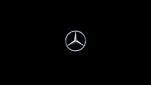 黑色背景上的銀色 Mercedes-Benz 標誌