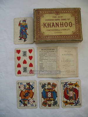 復古Khanhoo紙牌遊戲套裝，卡片和盒子放在白色背景上。 — 設計 壁紙