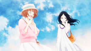 兩個動漫女孩在藍天白雲下大笑。