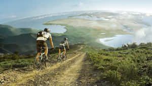 兩位單車手在風景優美的海岸景觀山徑上騎行。