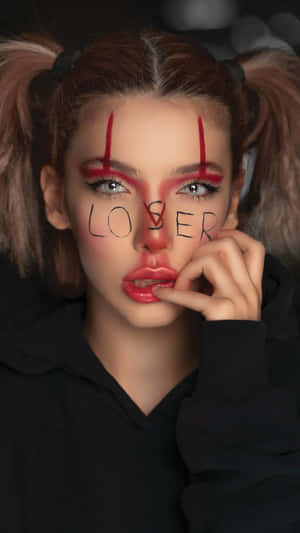 一位紮著辮子、化著紅色妝容的女子，臉上寫著LOSER這個詞。