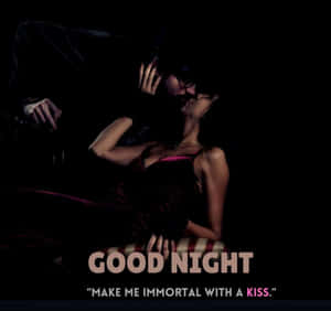 一對情侶在黑暗中接吻，文字為「GOOD NIGHT MAKE ME IMMORTAL WITH A KISS」 — 情侶擁抱 壁紙