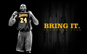 高比拜仁身穿湖人隊球衣，舉起球衣，上面有「BRING IT PLAYOFFS 2009」文字。
