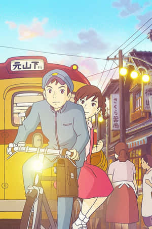 情侶在日落時分騎單車穿過日本街道，背景有火車。