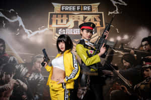 兩位穿著黃色Free Fire角色扮演的女性在遊戲活動中持槍。 — 著火 壁紙