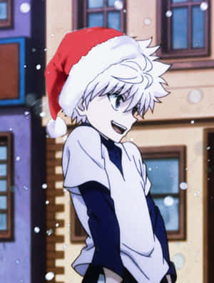 戴聖誕帽的動漫男孩在雪景街道上微笑