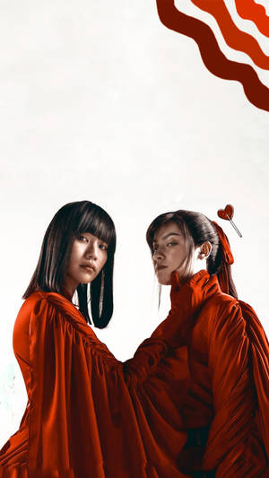 兩位身穿紅袍的女性在白色背景前擺姿勢，搭配紅色波浪藝術。 — 東京喰種角色 壁紙