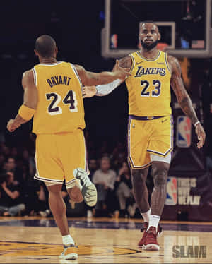 兩位身穿湖人隊服的籃球運動員在球場上擊掌。 — 科比· Bryant 壁紙