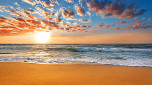 夕陽下的海洋，海浪拍打金色沙灘