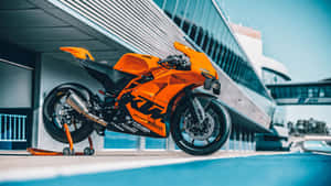 橙色KTM RC 660電單車停放在現代建築下