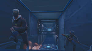 兩個 Fortnite 玩家蹲在未來風格的藍色走廊中，地板發光。 — 遊戲 壁紙