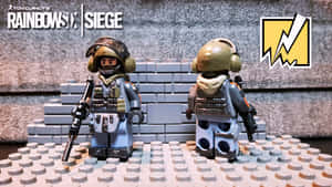 兩個 LEGO Rainbow Six Siege 士兵人偶背對背站在磚牆上。 — 虹彩六號：圍攻行動 壁紙