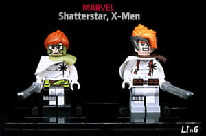 來自Marvel X-Men的兩個LEGO Shatterstar人偶在黑色展示架上擺姿勢。 — 銀翼殺手 壁紙