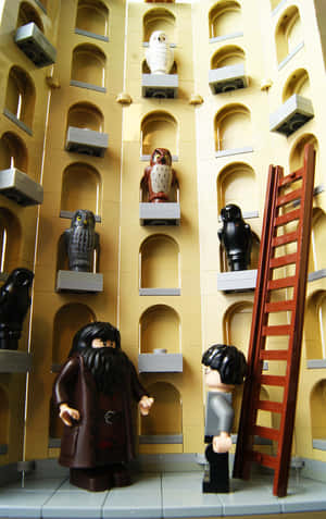 LEGO人仔喺LEGO貓頭鷹屋前面，有貓頭鷹同梯子。 — Nubia Flip2 壁紙