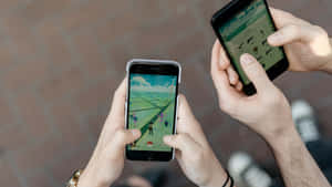 兩個人在戶外用智能手機玩Pokemon Go。