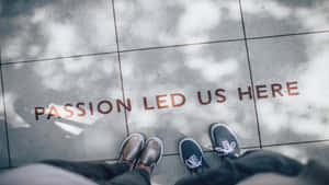 兩個人站在人行道上，斑駁陽光下繪有文字 passion led us here。 — 靈性動態圖 壁紙
