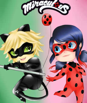 Q 版超級英雄 Ladybug 和 Cat Noir 擺出動作姿勢，上方有 Miraculous 標誌。 — Pixel Fold 壁紙