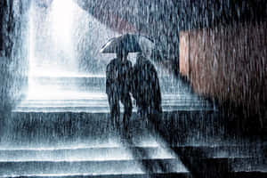 兩個人在大雨中撐著雨傘走下濕漉漉的樓梯。 — 雨天 壁紙