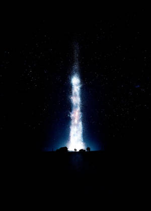 兩個人仰望夜空中發光的宇宙星辰瀑布。 — 夜空 壁紙