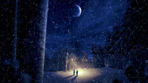 兩個人在月光天空下的雪夜森林中，被溫暖的燈籠照亮。 — 月色夜空 壁紙