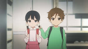 兩個動畫小孩背著背包在室內一起站立。 — 情侶 GIF 壁紙