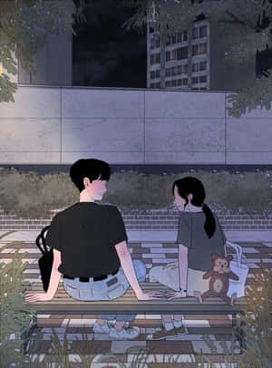 夜晚在城市環境中，兩個人坐在長椅上，附近有一隻泰迪熊。 — 動漫擁抱 GIF 壁紙