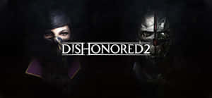 來自 Dishonored 2 的兩個戴面具的角色，在陰影黑暗中站立，遊戲標題居中。 — 超寬螢幕 壁紙