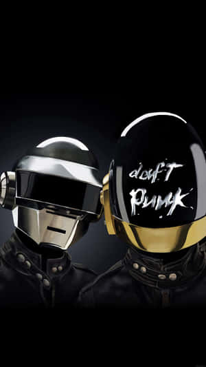 兩個機械人音樂家，戴著銀色和金色頭盔，其中一個頭盔上寫有 Daft Punk。 — 音樂美學 壁紙