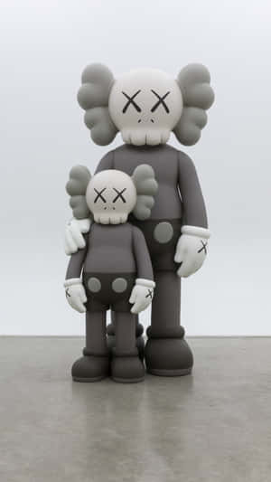 兩個灰色KAWS Companion雕塑並排企喺畫廊 — 棕色美學 壁紙