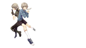 兩個灰色頭髮的動漫女孩動態跳躍，一個拿著槍，另一個做出和平手勢。 — 宿儺 壁紙