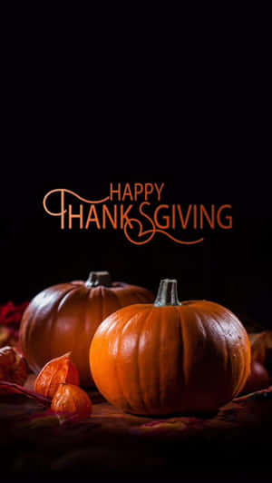 兩個南瓜和秋葉，在深色背景上帶有「Happy Thanksgiving」文字。 — 昏暗 壁紙