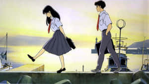 兩個穿著校服的動漫青少年在日落時分走在港口碼頭上。 — 日式波浪 壁紙