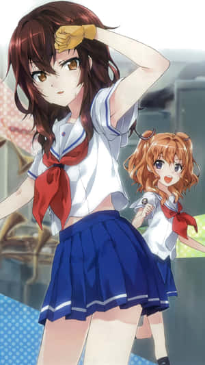 兩個穿著水手服嘅動畫女學生喺戶外微笑擺甫士。 — 美人魚 GIF 壁紙