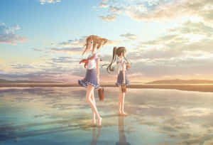 兩個穿著水手服的動漫女孩在夕陽下赤腳走在淺水中。 — 日落 壁紙
