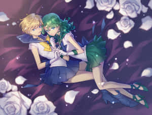 兩個穿著水手服的動漫角色在漂浮的玫瑰中牽手。 — 美少女戰士 壁紙