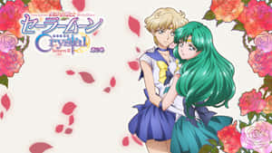 兩個穿著水手服的動漫女孩在飄落的玫瑰花瓣中擁抱。 — 美少女戰士 壁紙