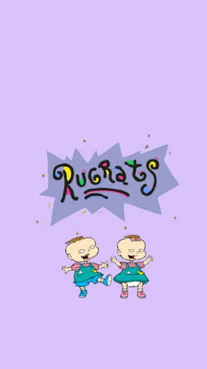 兩個穿著藍色工裝褲的動畫幼兒在 Rugrats 標誌下跳舞。 — 可愛卡通 壁紙