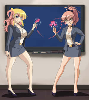 兩個動漫女商人在屏幕上用記號筆畫心形軌跡。 — Galaxy Z Flip 8 壁紙
