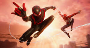 兩個蜘蛛俠角色在日落城市景觀中擺動，帶有蜘蛛網線。 — Miles Morales 動漫 壁紙