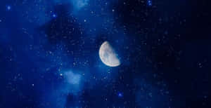 新月在星空夜空中與宇宙雲。