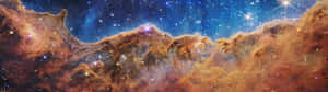 充滿閃爍星星的鮮豔橙色和藍色星雲，在深空中。