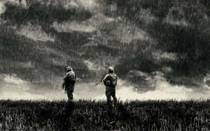 兩名士兵在草地上的一場暴雨中站立。 — 現代戰爭 壁紙