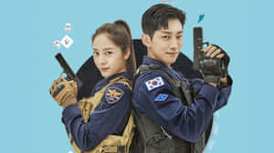 兩名韓國警察穿著戰術裝備，手持手槍並微笑。 — 警察 GIF 壁紙