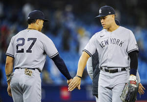 兩名棒球選手在夜間球場上握手。 — 紐約 壁紙