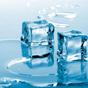 水中融化的兩塊冰塊，帶有倒影和漣漪。
