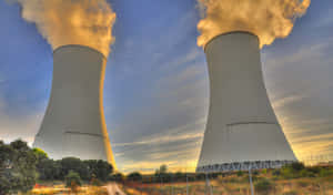 兩座核電廠冷卻塔在日落時釋放蒸汽。 — 動態 壁紙