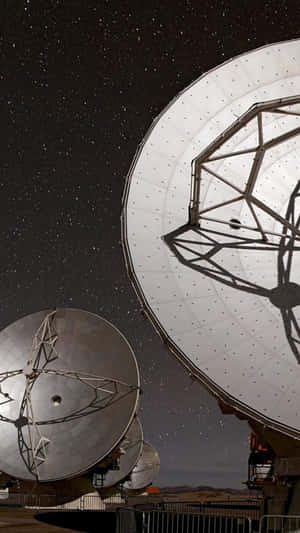 沙漠天文台星空下的無線電望遠鏡 — 夜空 壁紙